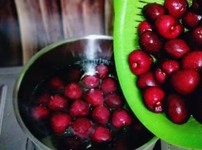 冰糖融化后再加入淋干水份的车厘子。