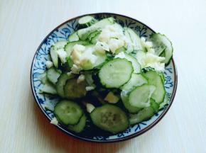 黄瓜洗干净切片。