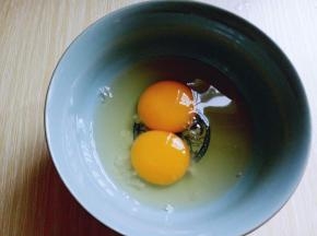 鸡蛋敲在碗里。