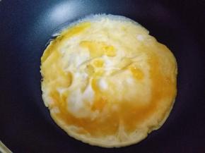 锅中加入食用油，倒入打散的鸡蛋，煎鸡蛋饼，再切小块，盛出备用。