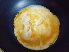 锅中加入食用油，倒入打散的鸡蛋，煎鸡蛋饼，再切小块，盛出备用。