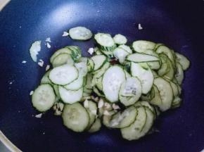 再起油锅，加入切好的蒜炒香，再加入切好的黄瓜片。