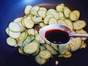 加半勺生抽提鲜。

