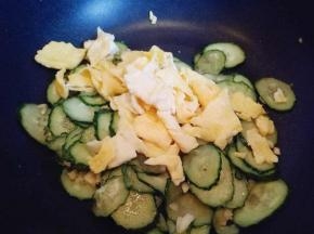 黄瓜片炒软时加入煎好的鸡蛋。快速翻炒即可出锅。