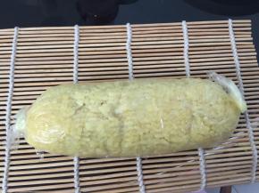 先用保鲜膜卷起来，两端拧紧