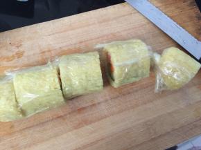 刀沾上凉开水快速切开米饭