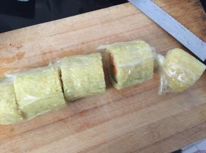 刀沾上凉开水快速切开米饭