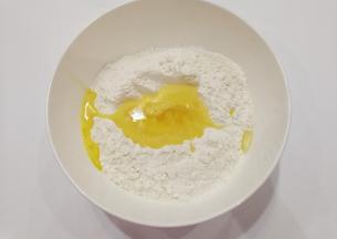 所有粉类和盐混合，加入全蛋液和植物油；