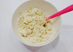 再分次加入清水拌均匀；