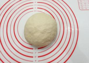 然后揉成比较软的面团，盖保鲜膜饧发十几分钟；