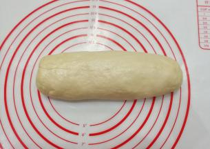 饧发好后再揉一会儿，然后搓成条状；（面团应该呈湿润光滑状）