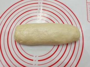 饧发好后再揉一会儿，然后搓成条状；（面团应该呈湿润光滑状）