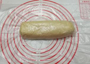 然后盖上保鲜膜，周围按压排气密封起来，直接这样饧发8小时以上；（冬天可以这样室温饧发，夏天密封放冰箱饧发，建议晚上活面第二天早晨制作）