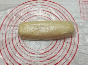 然后盖上保鲜膜，周围按压排气密封起来，直接这样饧发8小时以上；（冬天可以这样室温饧发，夏天密封放冰箱饧发，建议晚上活面第二天早晨制作）