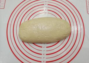 看！饧发好的面团变得圆胖了哈；