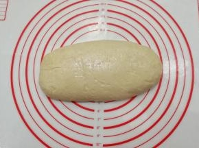 看！饧发好的面团变得圆胖了哈；