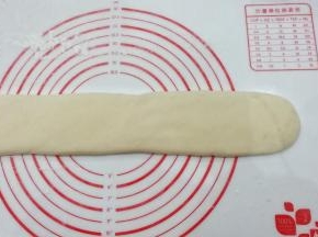 然后用手压扁；