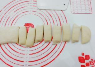 再切成宽约3厘米的小面块；