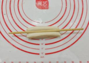 再用比较细一点的筷子在中间压出一道印；