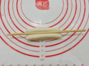 再用比较细一点的筷子在中间压出一道印；