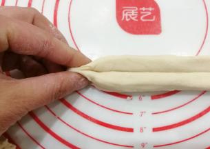 然后如图将两头再竖着捏紧实；