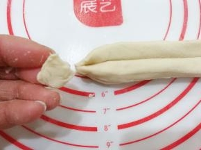 捏紧实后再顺势揪下一点面块，这样炸的时候两头就不会散开了；