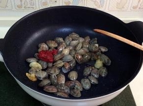 加入红糟，炒至红糟散开。