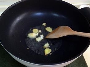 开火，热锅加食用油，待油稍热，把姜片和蒜放入锅内，煸炒出香味。