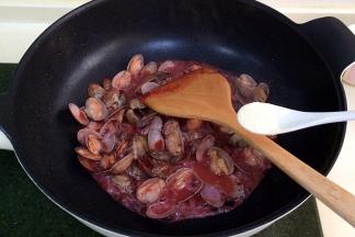 待花蛤差不多都张开嘴，放入盐和鸡精，翻炒均匀即可出锅。