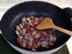 继续用铲子翻炒。