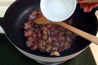 加入少量温水，翻炒均匀。