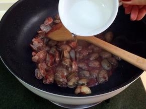 加入少量温水，翻炒均匀。