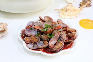 装盘趁热撒上少许葱花。