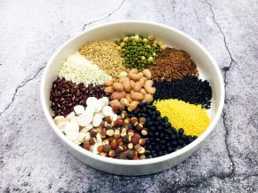 干山药片、芡实、黑豆、小米。 
芡实提前用凉水泡4个小时。