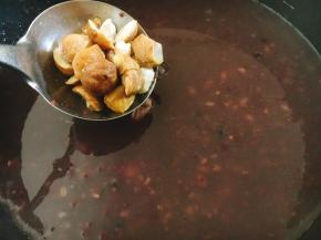 自动放气后打开锅盖儿，放入栗子仁。