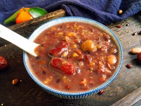 喝粥时可以放入适量的白糖或着干果碎。