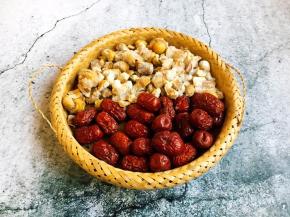 红枣和栗子仁。栗子提前剥壳，红枣清洗干净。