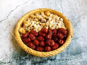 红枣和栗子仁。栗子提前剥壳，红枣清洗干净。