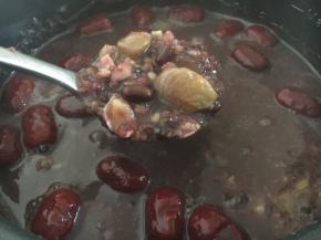 10分钟后栗子和红枣煮熟即可。