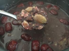 10分钟后栗子和红枣煮熟即可。