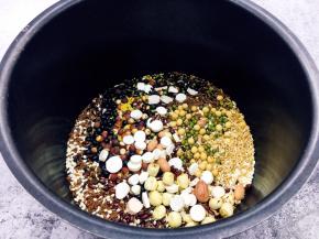 把所有的食材清洗干净，放在电压力锅里。