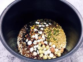 把所有的食材清洗干净，放在电压力锅里。