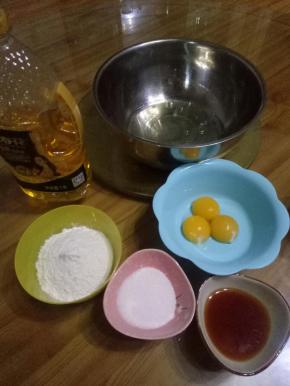 蛋黄蛋白分离，蛋白要放进干净无水无油的盆里，放冰箱冷藏备用。