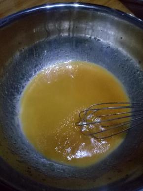 玉米油和红茶水拌匀。