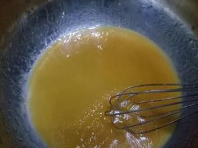 玉米油和红茶水拌匀。