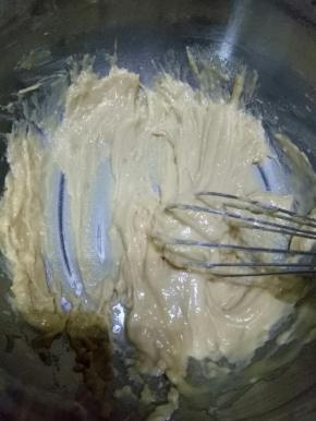 筛入低筋面粉，拌到无颗粒即可，不要过度搅拌。