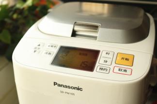 除了黄油外的面团材料放入面包机，揉一个面团程序。