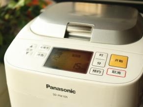除了黄油外的面团材料放入面包机，揉一个面团程序。