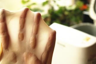 放入室温软化的黄油，再揉一个面谈程序，揉面共需要30分钟。揉好的面团达到完全扩展状态，可以拉出薄如蝉翼的手套膜。