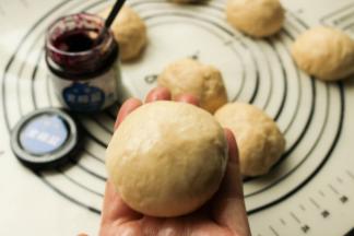 捏紧收口后滚圆，一个小胚子就做好了。